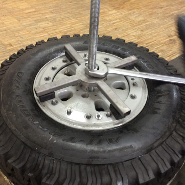 Mounting tool for HUTCHINSON wheel 7,5 x 16