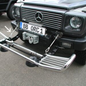 Hunting set, to hold the foldable bull bar horizontal