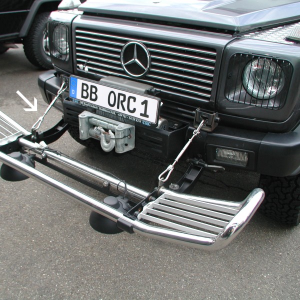 Hunting set, to hold the foldable bull bar horizontal
